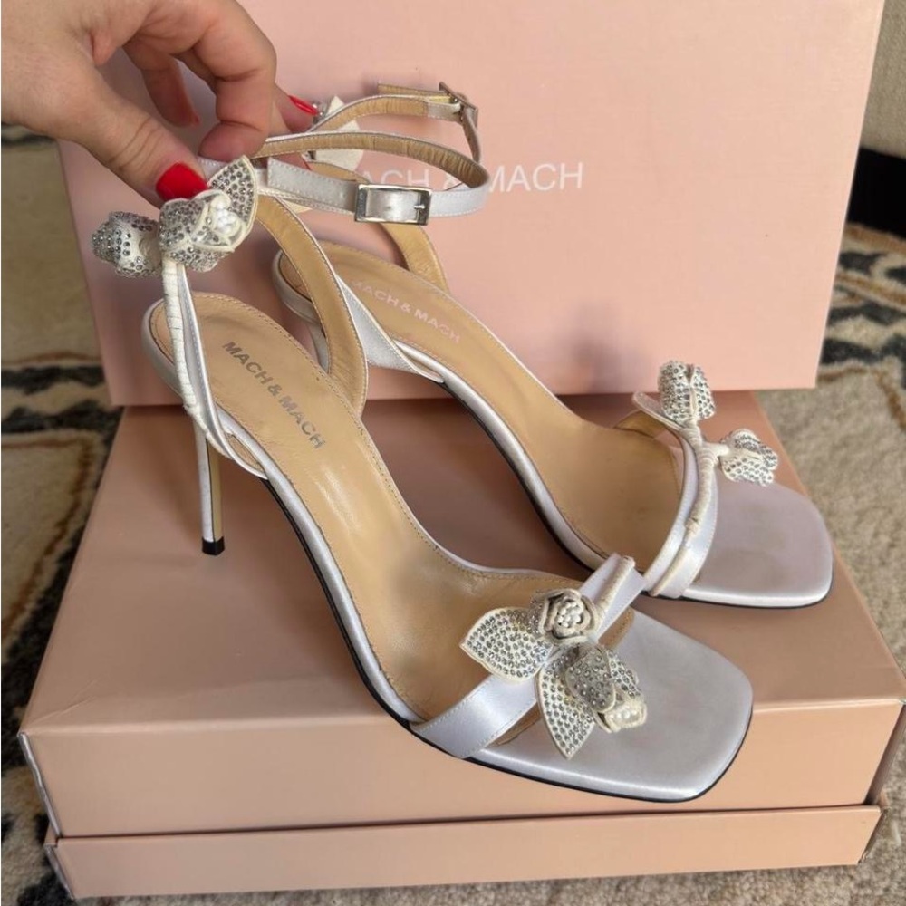 MACH & MACH WHITE Heels with FLOWER Detail